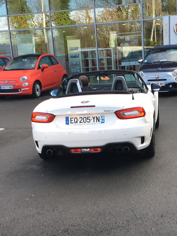 voiture abarth spider blanche