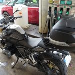 plein d'essence dans la moto