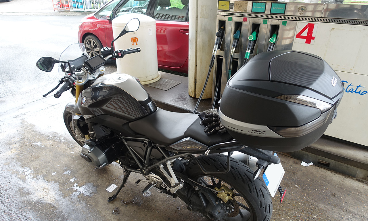 plein d'essence dans la moto