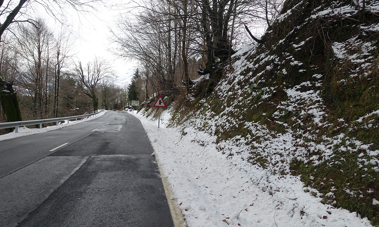 il neige en hiver en France, dans les montagnes sud