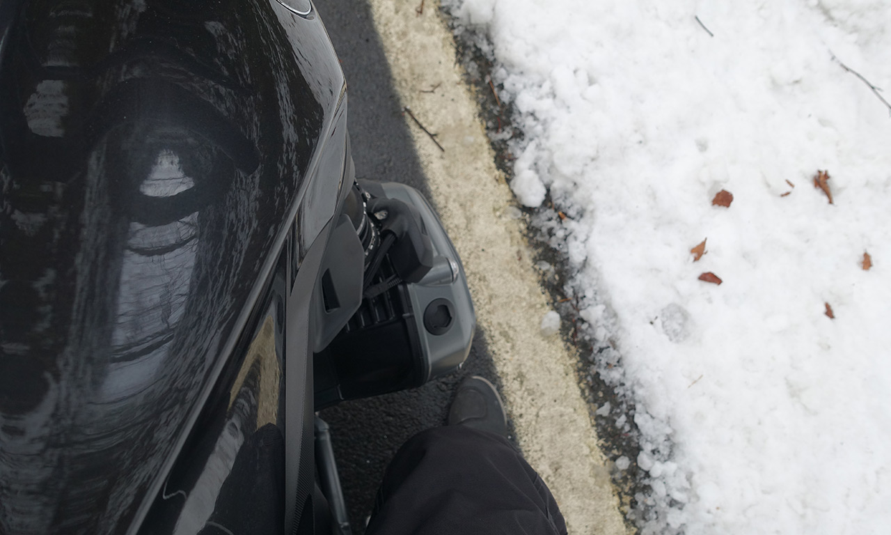 pied dans la neige à moto : danger ou pas ?