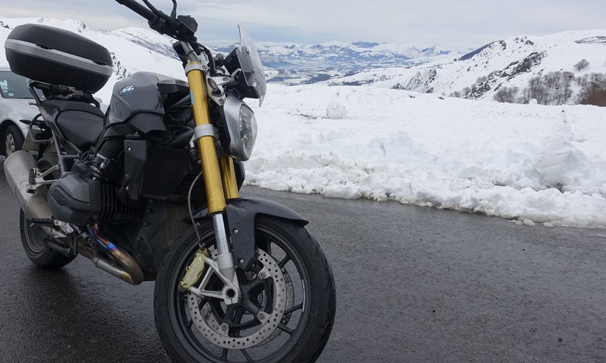R1200R dans les montagnes des Pyrénées, en plein hiver