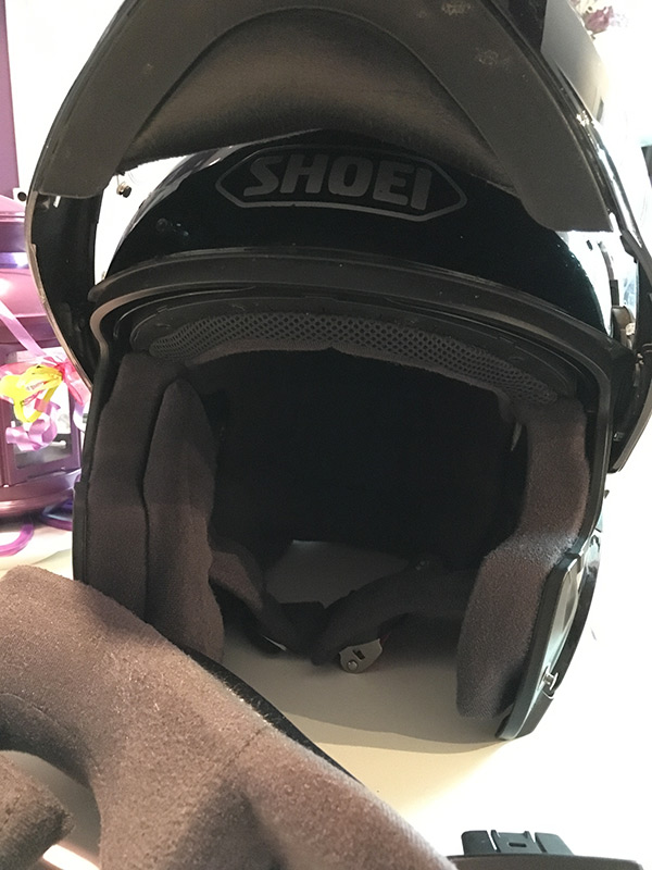 démontage du casque neotec de chez shoei pour installer un intercom