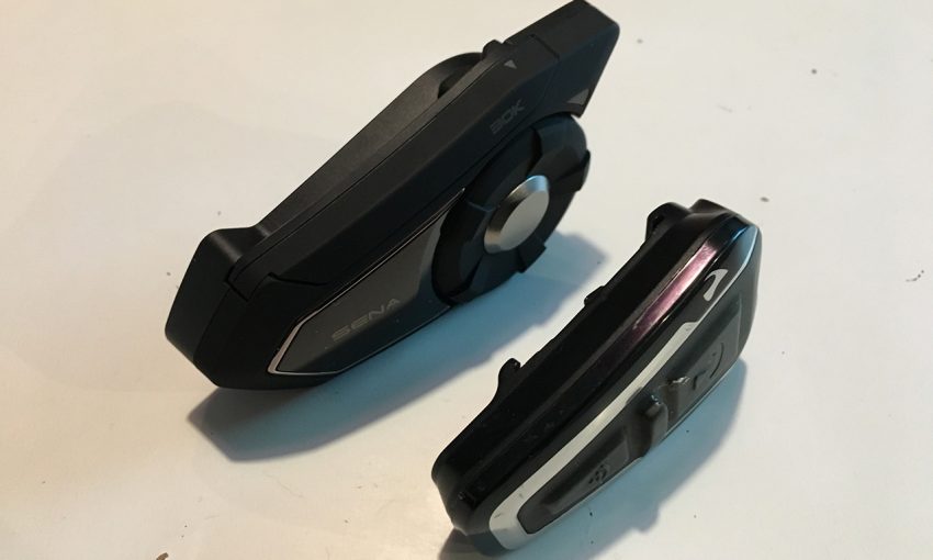 comparatif intercom Scala Rider Q3 et SENA bluetooth 30K - vue sur le dessus