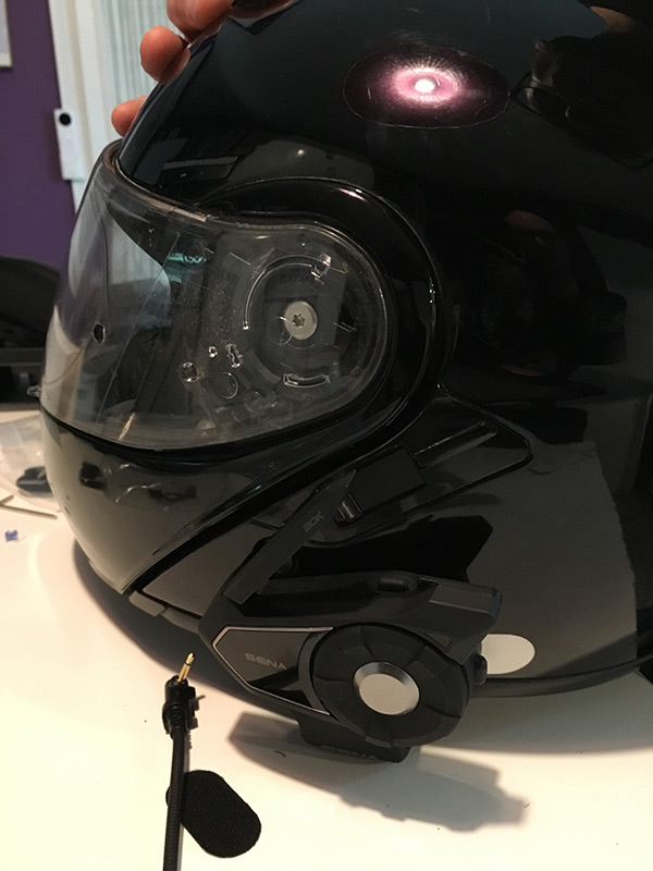 vérifiez que l'intercom est bien positionné sur le casque avant de serrer les écrous ou de poser le scotch 3M