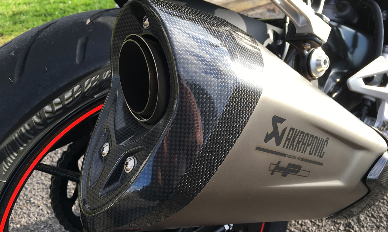 Akrapovic S1000R est ridicule