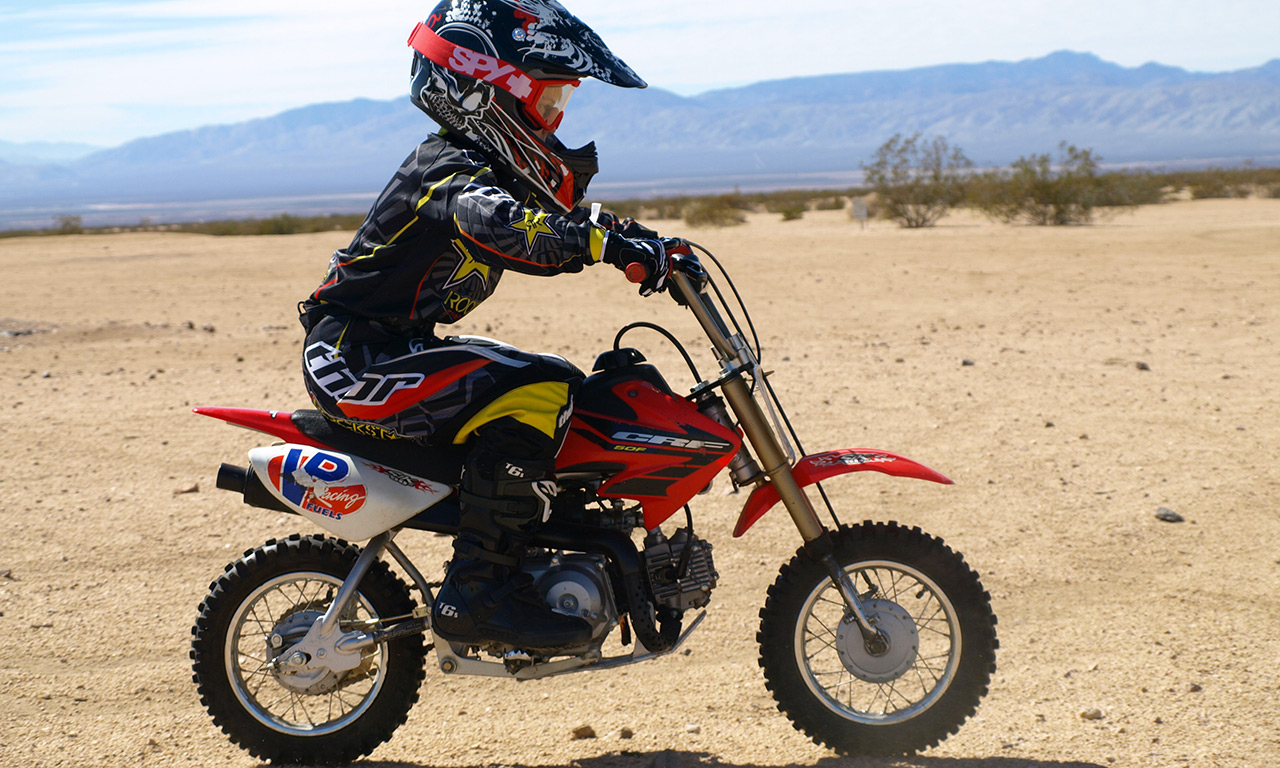 enfant sur sa petite moto cross