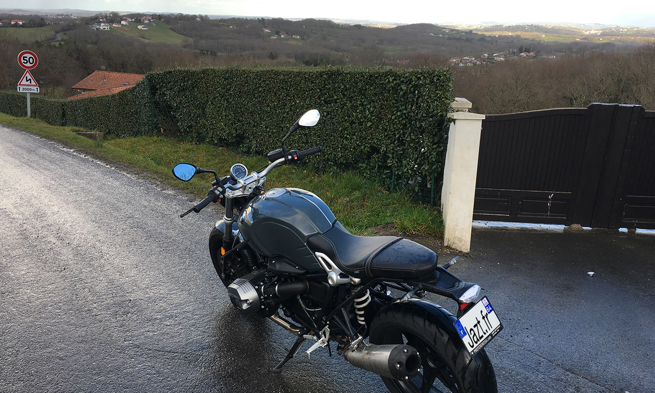 Rouler à moto au Pays Basque en BMW