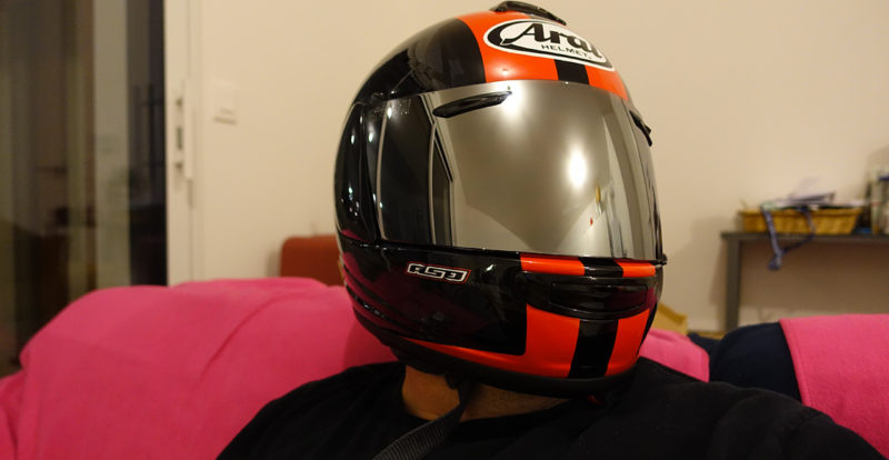 casque du motard avec visière teintée ou chromée