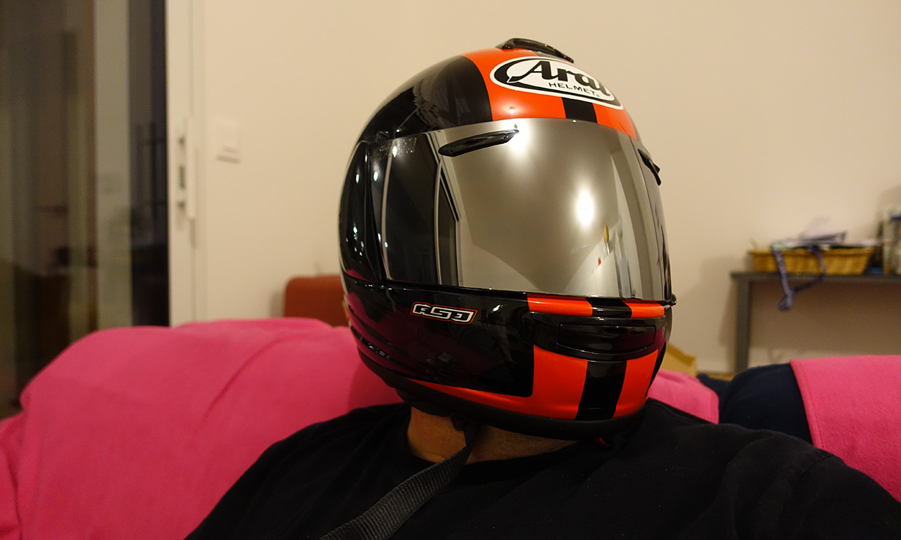 casque du motard avec visière teintée ou chromée