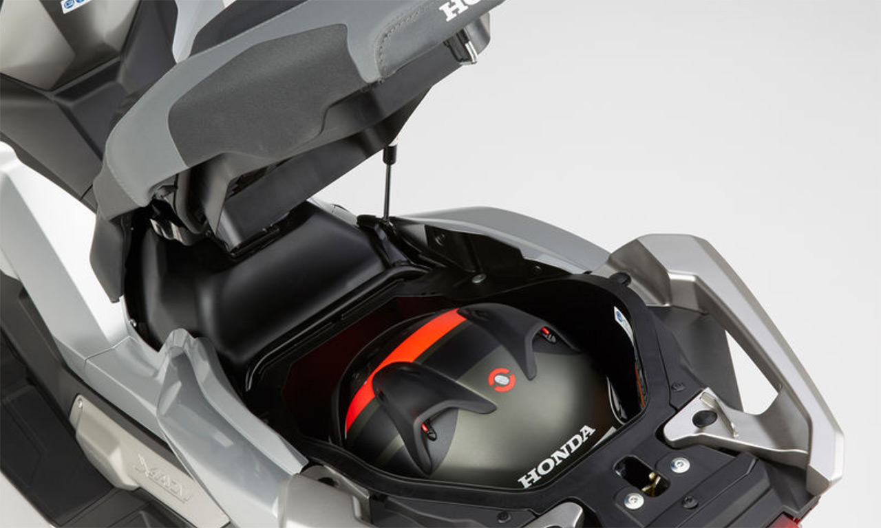 casque intégral sous la selle du XADV