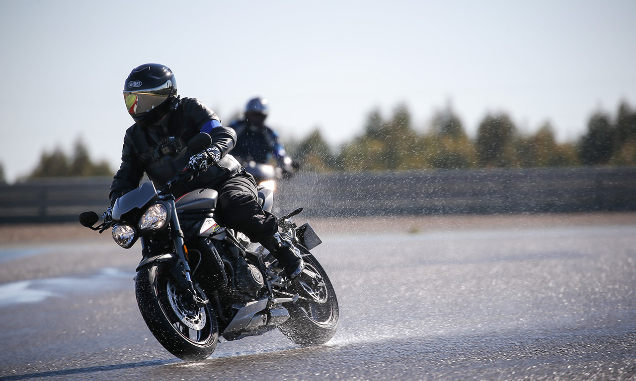 Essai pneu moto Road5 Michelin, David Jazt Triumph Street Triple 765 RS