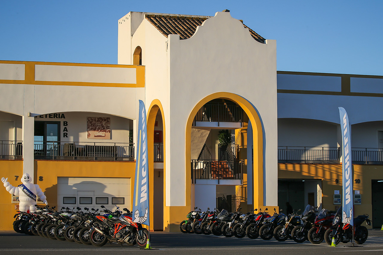 Michelin en Espagne au circuit de Monteblanco pour le lancement du pneu moto Road5