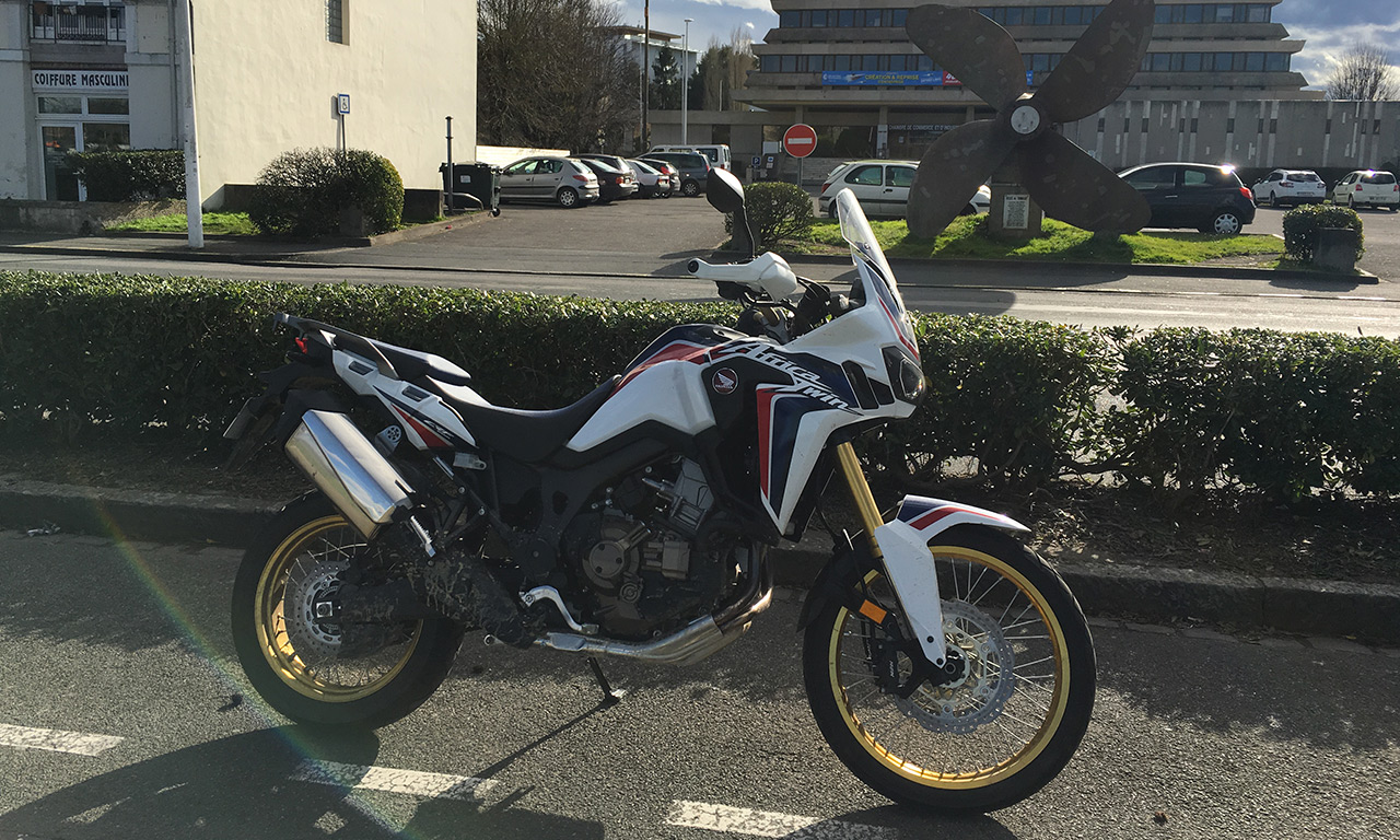 Africa Twin en face de la CCI de Bayonne