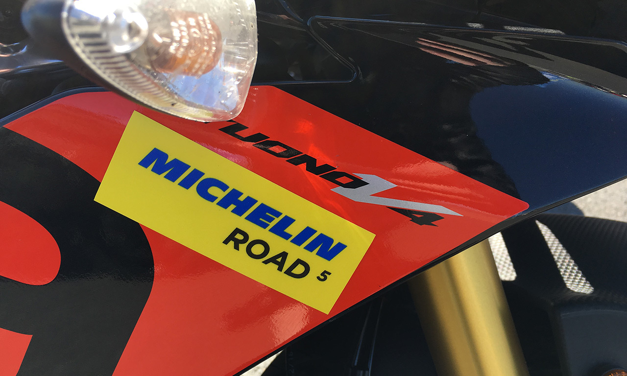 Michelin Road5 : le pneu idéal sur l'Aprilia Tuono V4 1100 RR