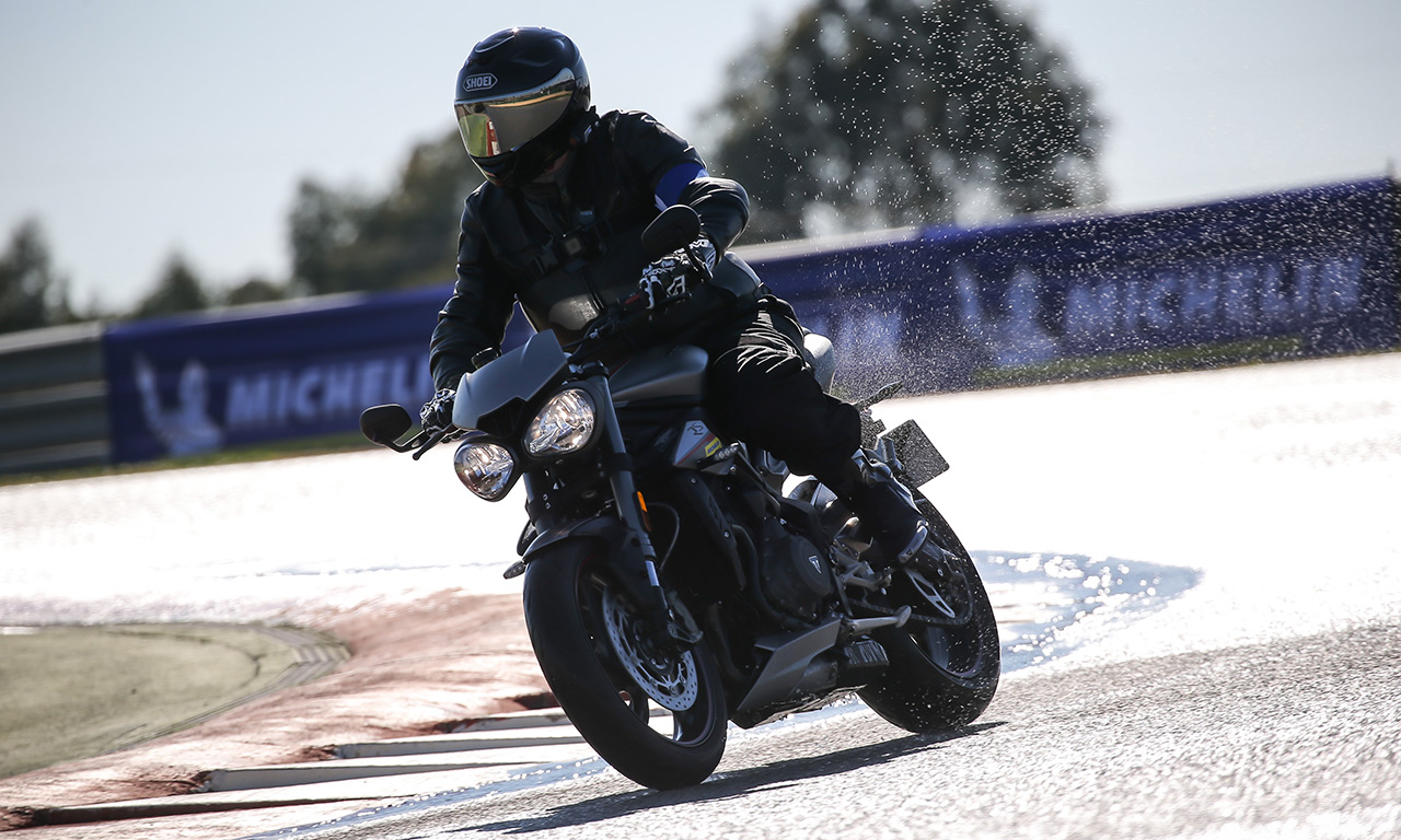 David Jazt sur le Street Triple RS en Michelin Road5 sur le mouillé