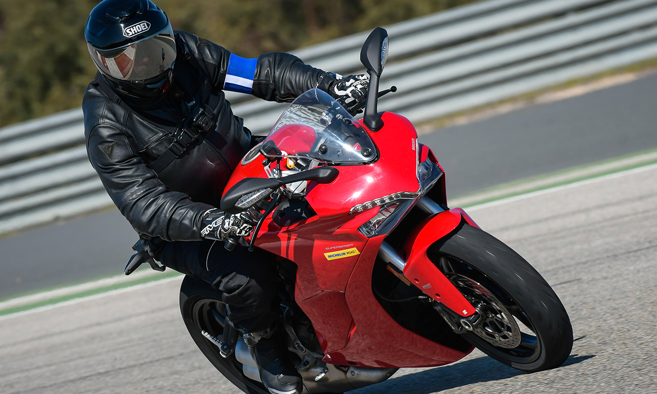 David Jazt essaye le Michelin Road5 sur le circuit de Monteblanco (Séville - Espagne)