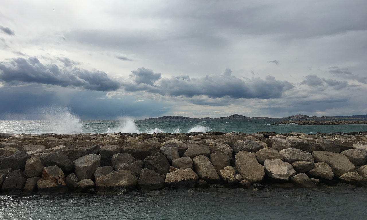 La mer est agitée sur la plage du prado