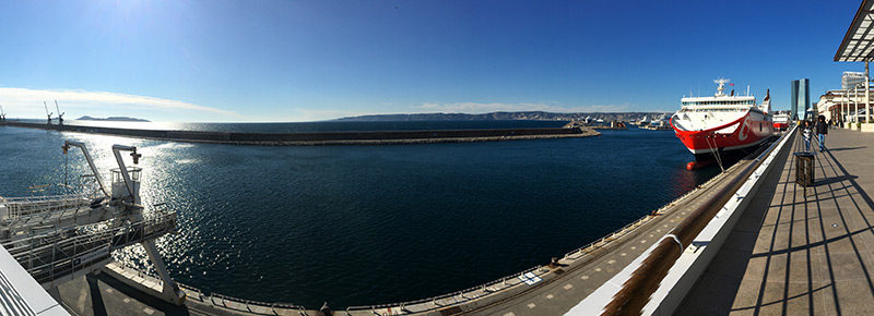vue à 180 degrés depuis les terrasses du port : centre commerciale de Marseille
