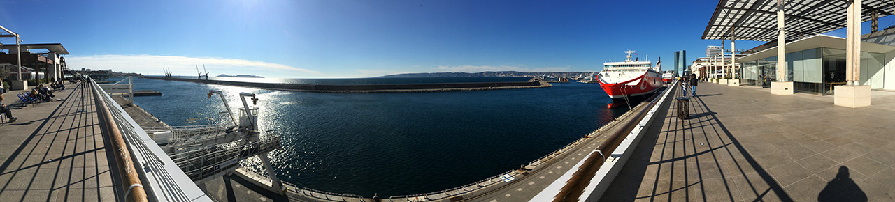 vue à 180 degrés depuis les terrasses du port : centre commerciale de Marseille