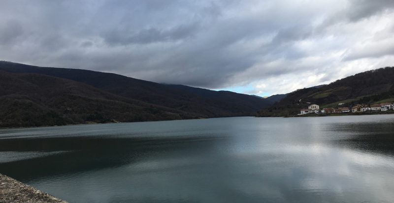 Lac artificiel au coeur des montagnes