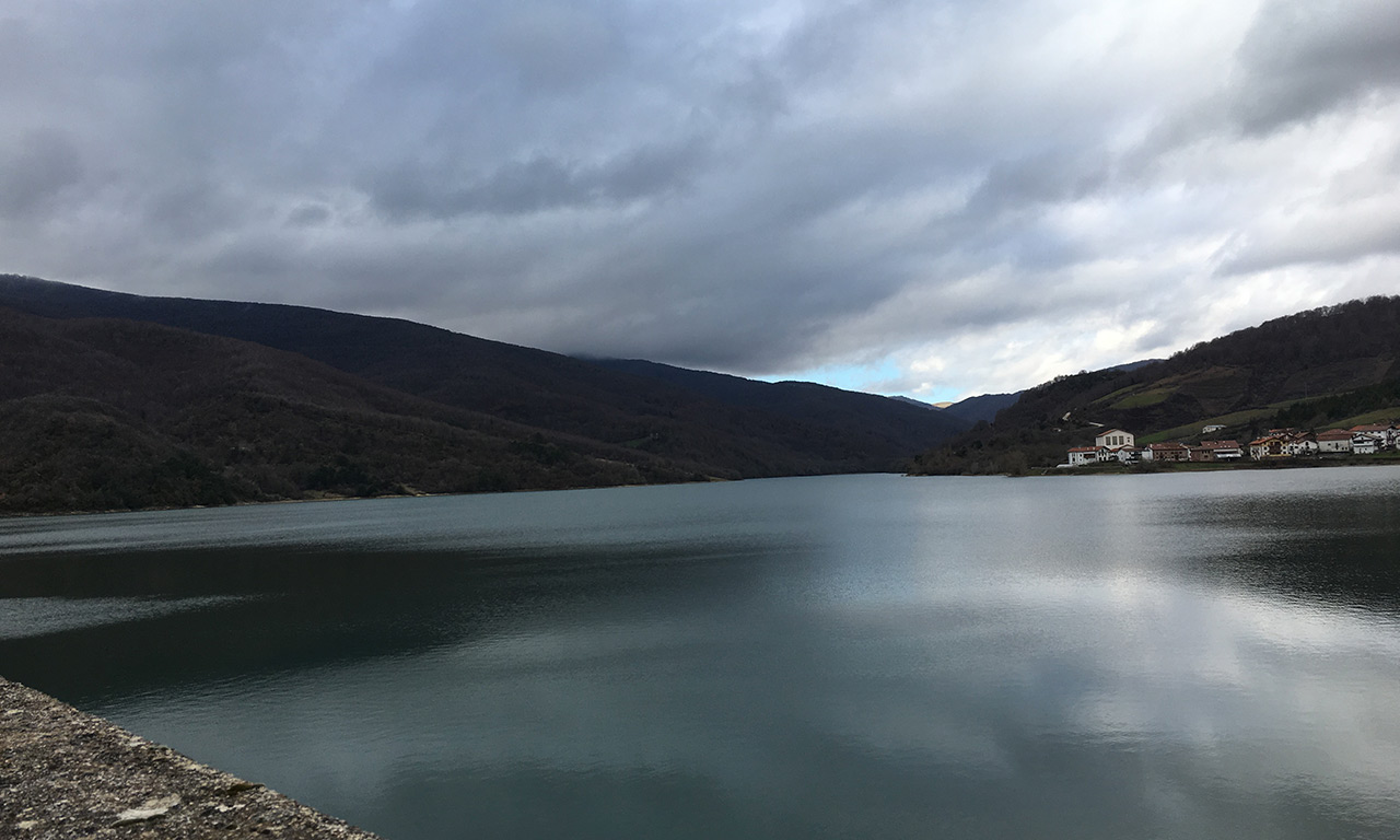 Lac artificiel au coeur des montagnes