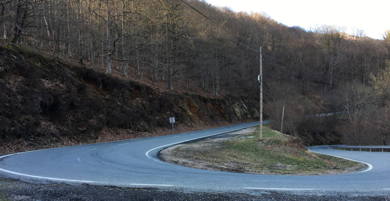 Des routes qui tournent dans les montagnes