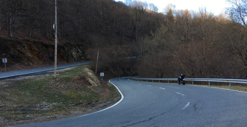 virage moto dans les montagnes Basques