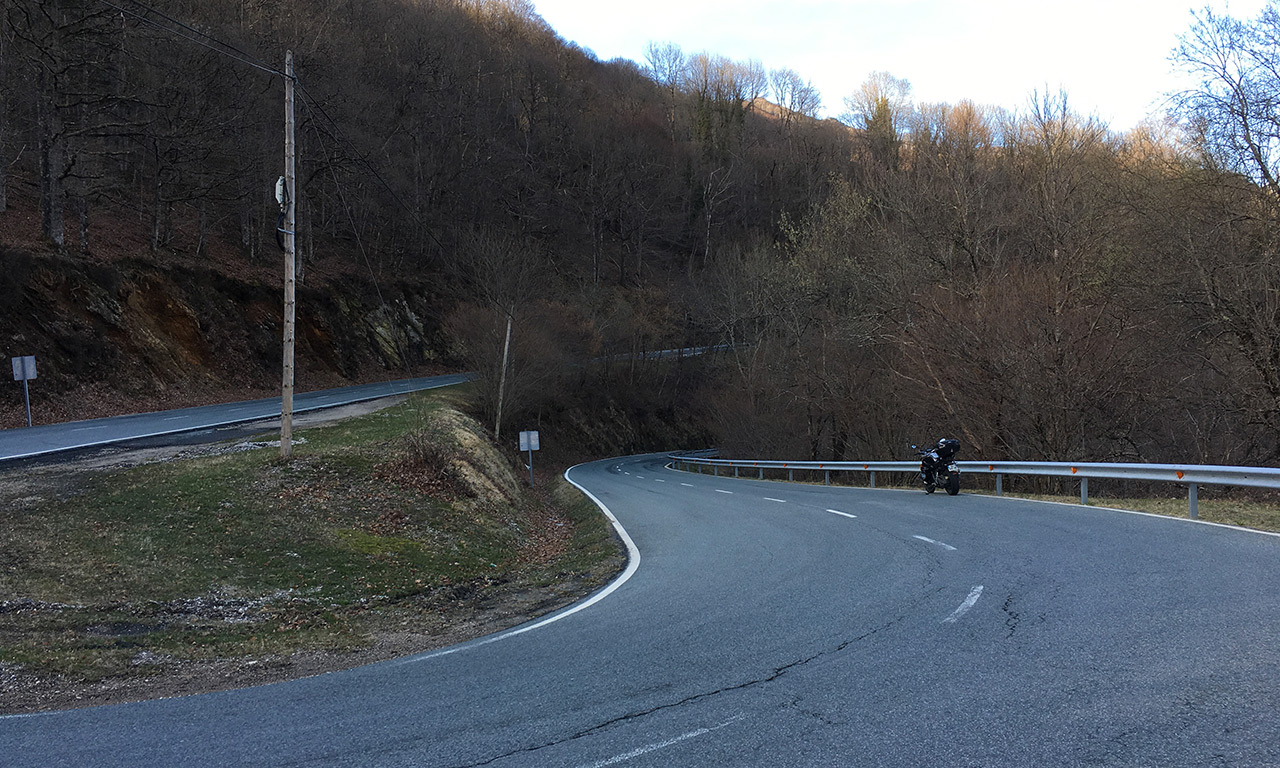 virage moto dans les montagnes Basques