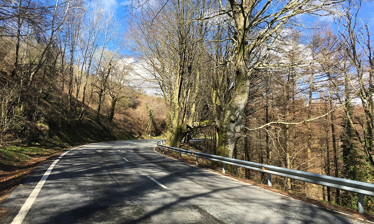 route à moto dans les montagnes pour s'amuser