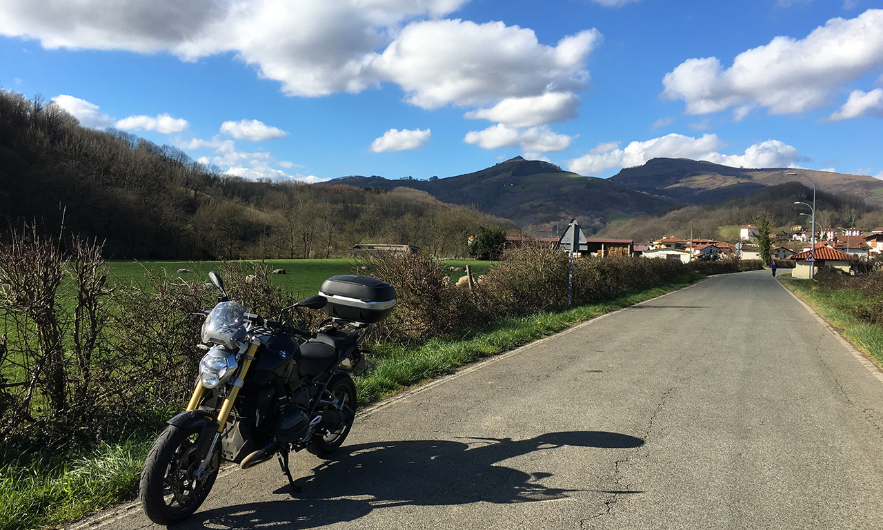 BMW R1200R de David Jazt au Pays Basque