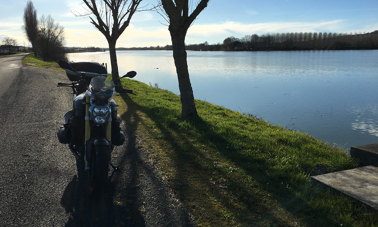 arrêt moto au bord de l'Adour