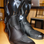 slider en megnesium comme les renforts de talon sur ces bottes Dainese