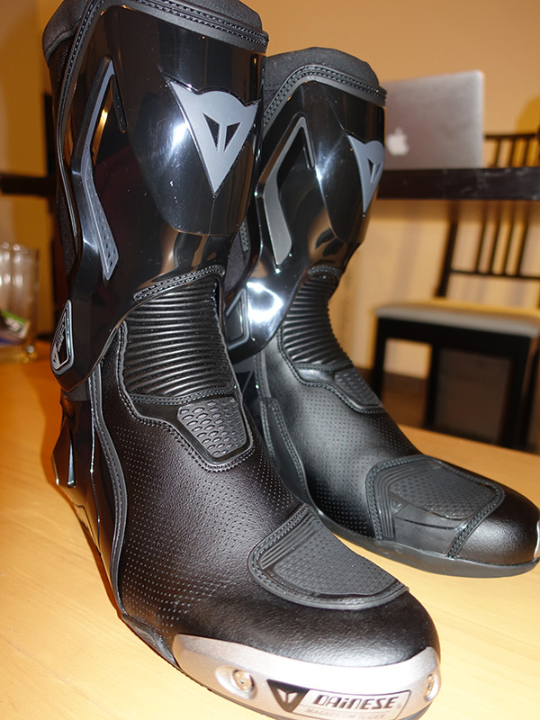 slider en megnesium comme les renforts de talon sur ces bottes Dainese