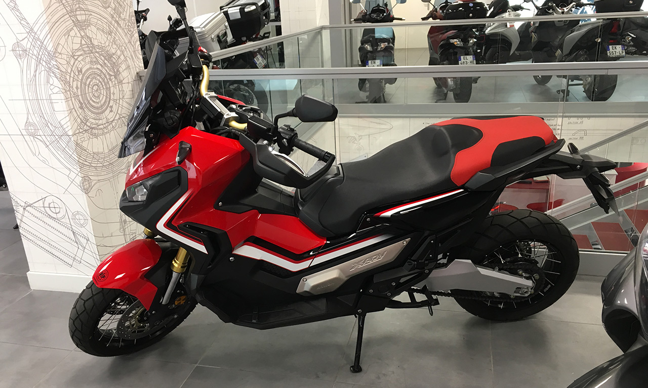 Honda XADV 750 rouge et noir