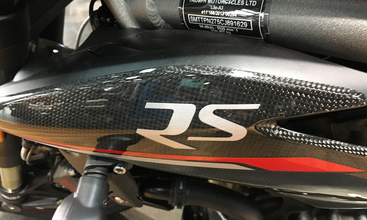 Nombreuses pièces carbone sur le Speed Triple RS