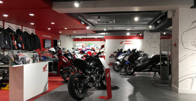 Large choix de moto Honda au premier étage chez VIP Moto