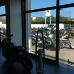 Vue vers le parking clientèle Camp Major moto