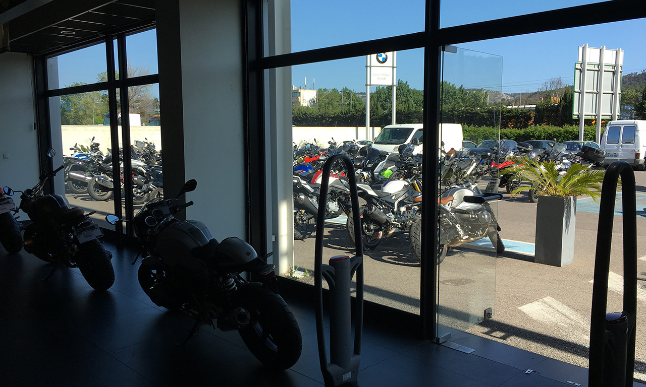 Vue vers le parking clientèle Camp Major moto