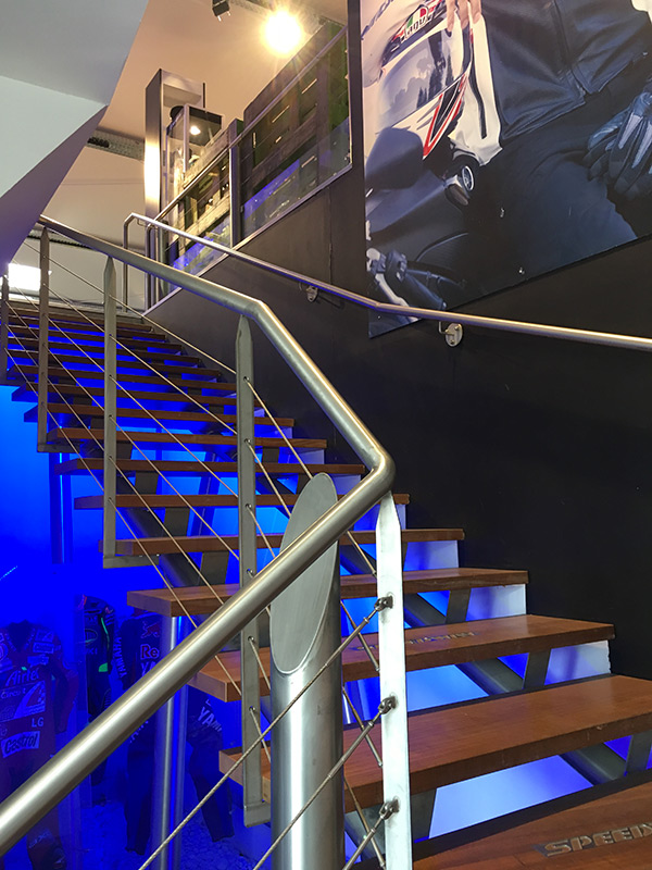 Escalier vers la boutique Speedway à Aubagne