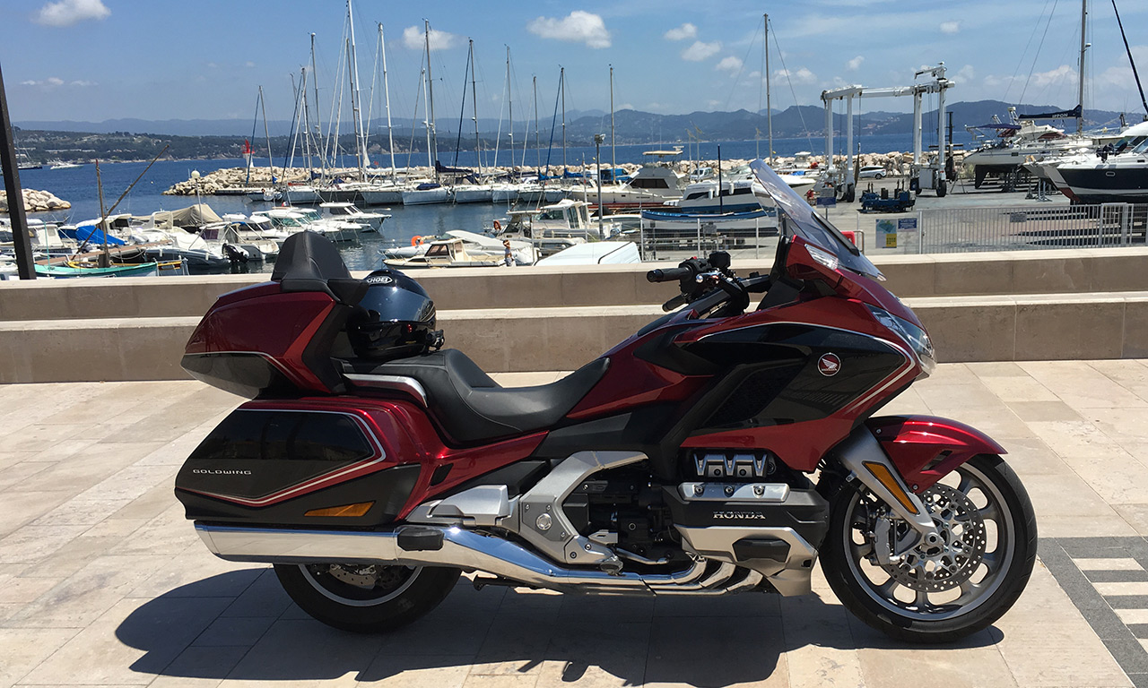 Casque de moto avec intercom sur la Honda Goldwing