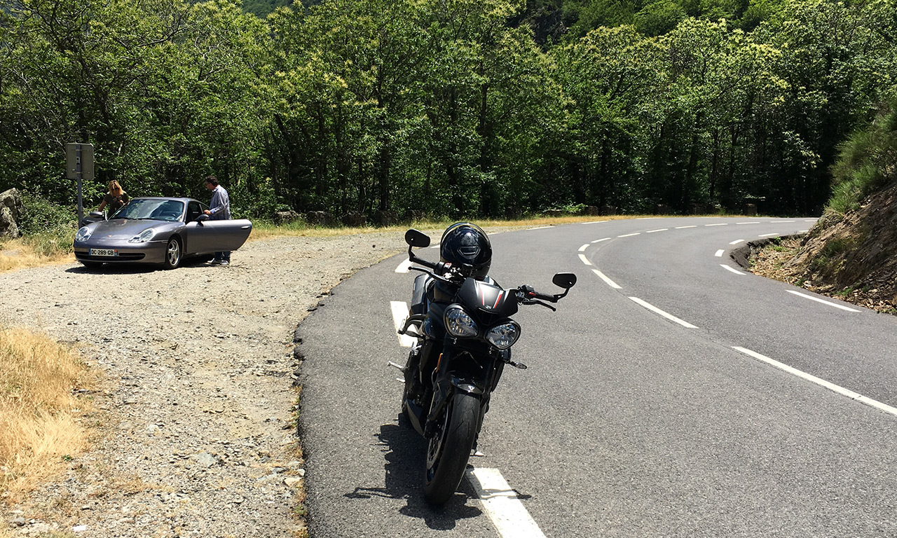 moto et voiture se partagent la route