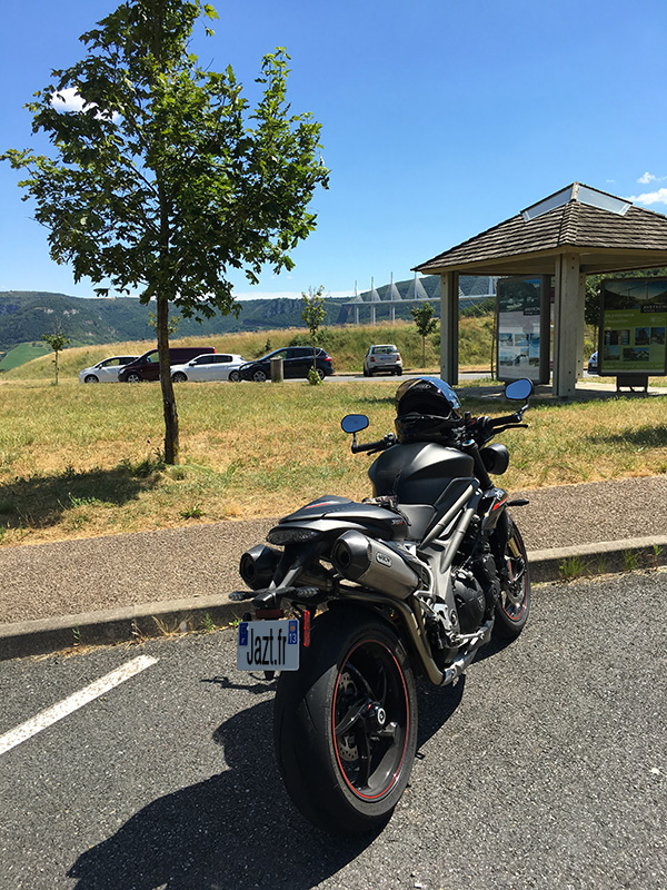 Viaduc de Millau à moto : ça vaut le détour