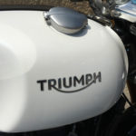 Réservoir avec bouchon déporté sur le Triumph Thruxton 1200 R