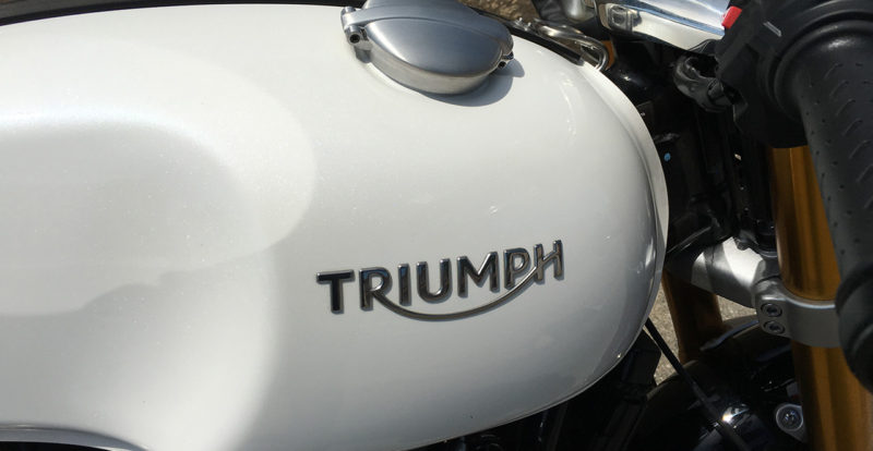 Réservoir avec bouchon déporté sur le Triumph Thruxton 1200 R