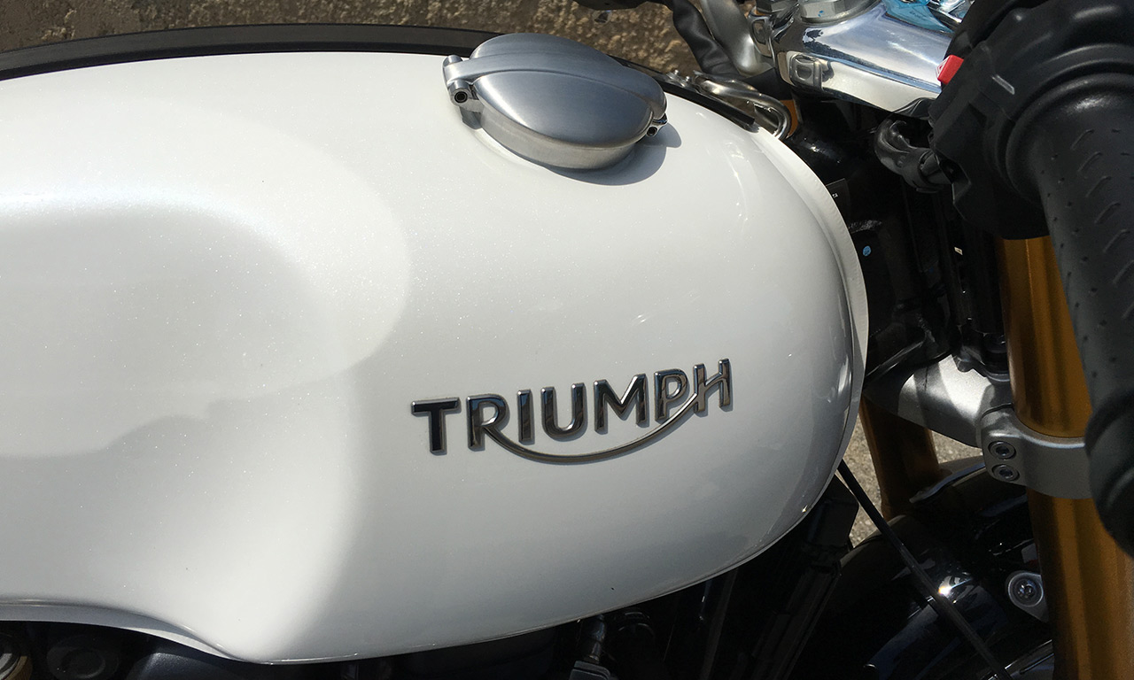 Réservoir avec bouchon déporté sur le Triumph Thruxton 1200 R