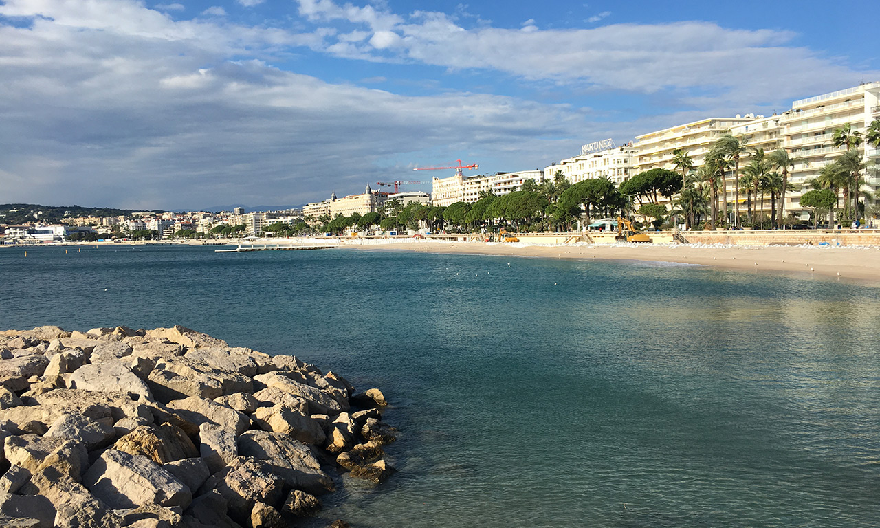 vue vers la Croisette de Cannes depuis le port