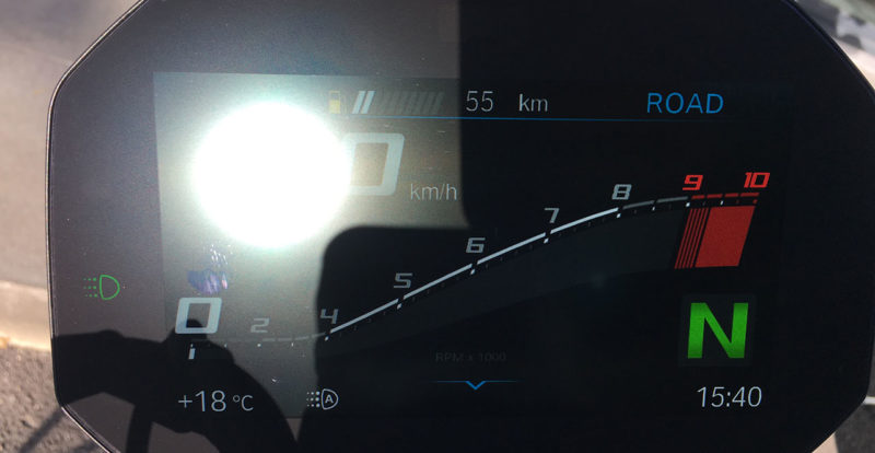 tableau de bord en plein soleil du BMW R1250R