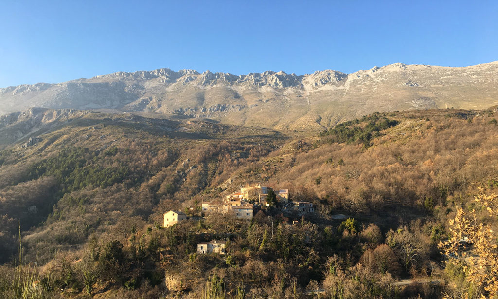 vue sur montagne au nord de Cannes