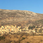 vue sur village au coeur des montagnes